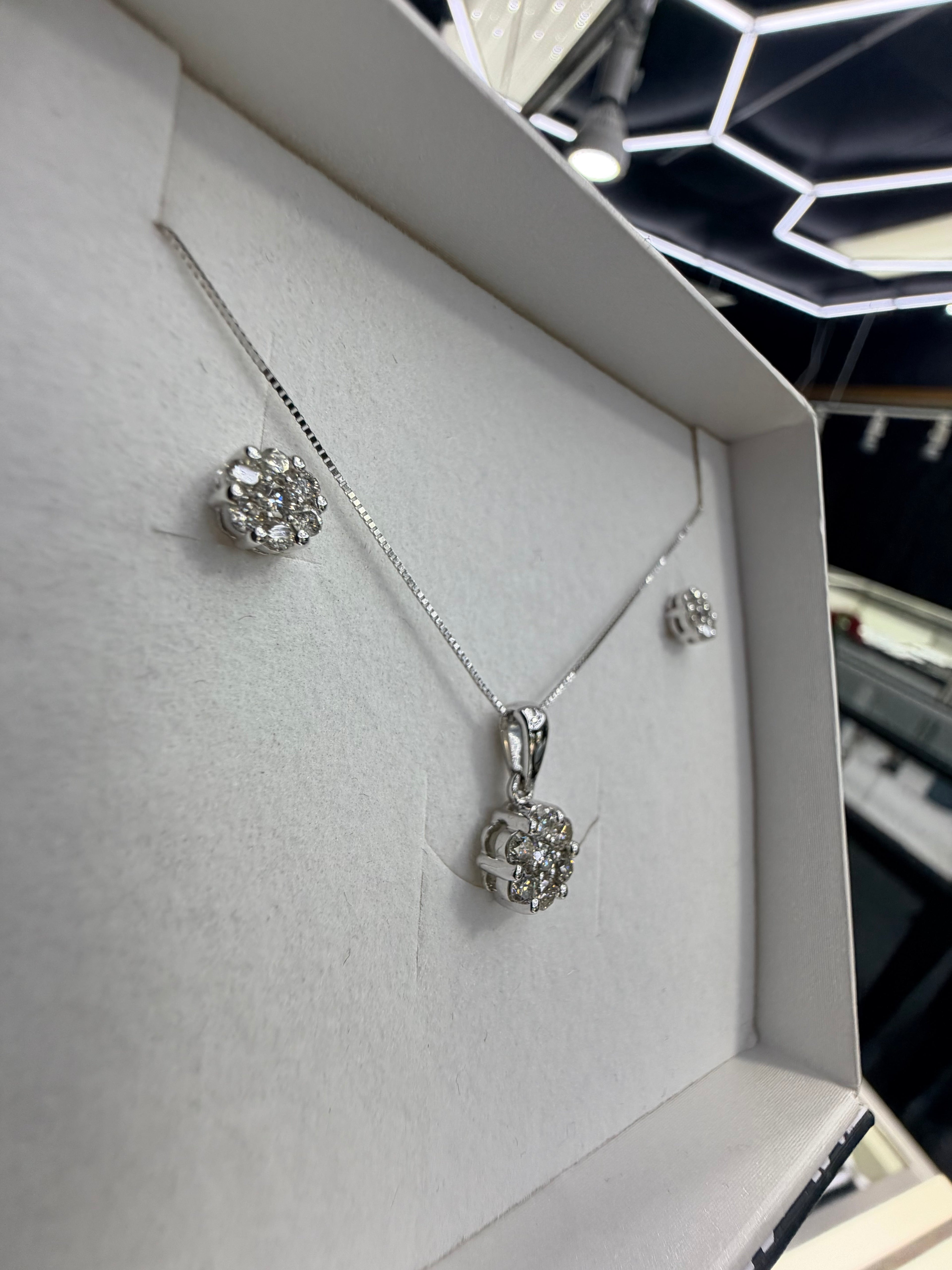 Flower Pendant Set Natural Diamonds