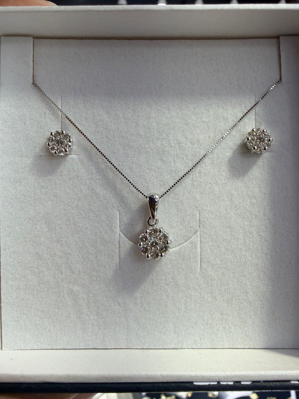 Flower Pendant Set Natural Diamonds